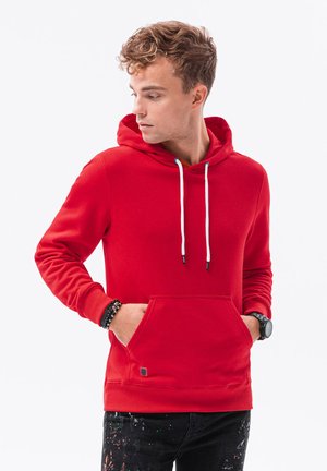 Rode hoodie met een voork pocket, witte trekkoorden en geribbelde manchetten. De stof is glad en de pasvorm is relaxed.