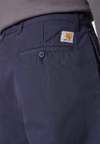 Carhartt WIP CALDER PANT - Hlače - dark navy