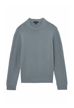 Világoskék kötött hosszú ujjú pulóver bordázott kerek nyakkal, mandzsettákkal, szegéllyel és mintás kötött díszítéssel az ujjak mentén.