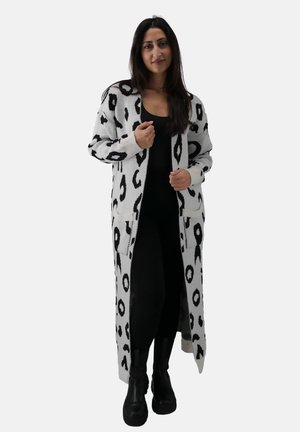 Strik cardigan i hvid med sort leopardprint, med et langt design, åben front, sidelommer og ribbede manchetter.