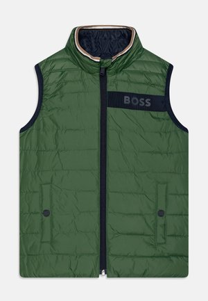 Gilet rembourré vert avec un col montant, fermeture éclair et accents navy. Présente un logo "BOSS" et deux poches latérales. Texture lisse et design léger.