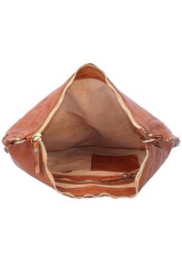 Borsa a mano in pelle marrone con chiusura a zip, superficie strutturata e interno foderato. Presenta tasche interne e dettagli in metallo.