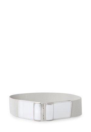 Cintura elastica in tessuto grigio chiaro, con una fibbia rettangolare bianca lucida e dettagli in argento, oltre a cuciture lungo i bordi.