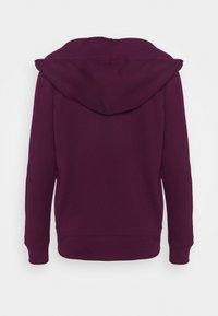 Sudadera con capucha en púrpura oscuro, con una gran capucha, mangas largas y un dobladillo acanalado. Textura suave sin logotipos ni patrones visibles.