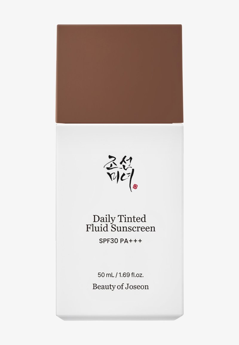 Getönte Flüssigkeits-Sonnencreme in einer weißen Flasche mit braunem Verschluss. Aufdruck zeigt „Daily Tinted Fluid Sunscreen SPF30 PA+++“ und den Markennamen.