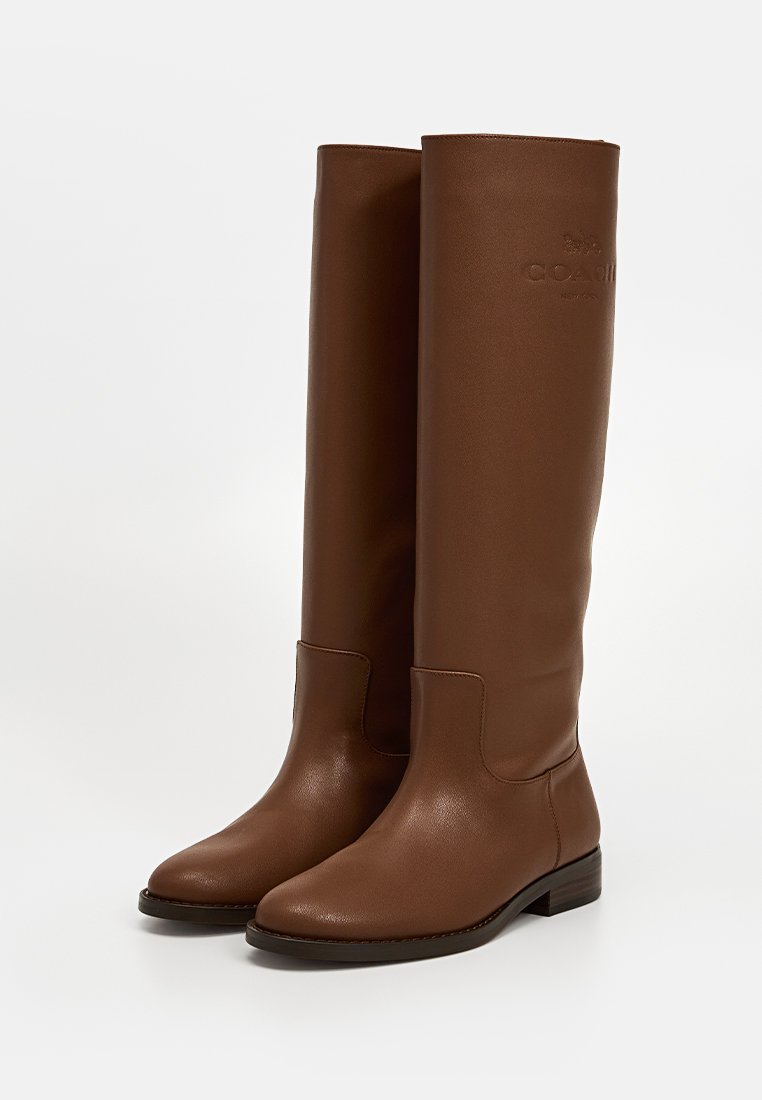 Bottes en cuir marron montant jusqu'au genou avec une texture lisse, un bout carré, un petit talon et un détail de logo subtil sur le dessus.