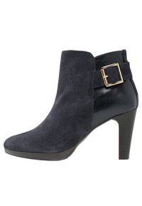 Stivaletto alla caviglia in suede blu navy con pannello in pelle nera liscia, dettaglio in metallo a fibbia, punta affusolata e tacco alto a blocco.