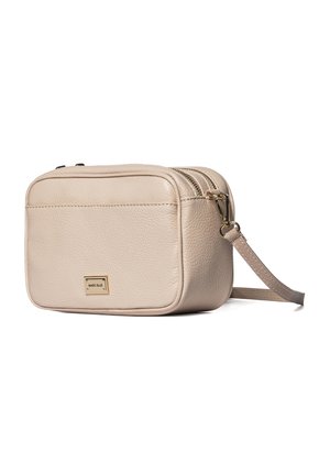 Beige rechthoekige leren crossbodytas met dubbele rits, gouden hardware en afneembare polsriem, geplaatst op een witte achtergrond.