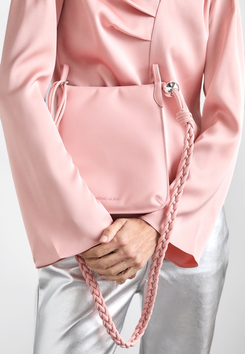 Stine Goya FLAT TOTE - Taška s příčným popruhem - rose tan