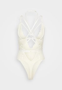 Fehér fehérnemű body, csipkeből készült, pántos hátrésszel, fodros szegéllyel és mintás, testhezálló alsó résszel.