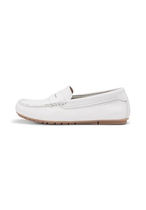 Mocassins en cuir blanc avec une semelle en caoutchouc flexible, des coutures décoratives et une simple bande sur le dessus. Texture lisse et design minimal.