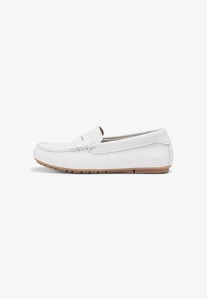 Weiße Leder-Loafer mit einer flexiblen Gummisohle, dekorativer Naht und einem einfachen Band oben. Glatte Textur und minimalistisches Design.