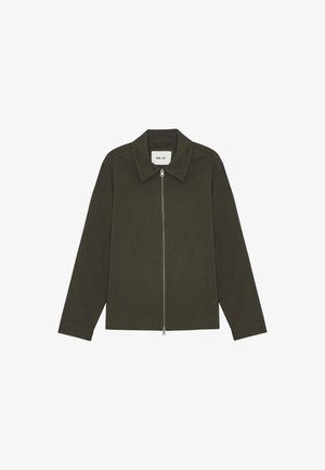 Groene zip-up jack met een bandkraag, twee zijzakken en een gladde textuur. Gemaakt van lichte stof, ontworpen voor een relaxte pasvorm.