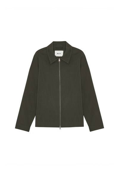 Grøn zip-jakke med båndkrave, to sidelommer og en glat tekstur. Fremstillet af letvægtsstof, designet til en afslappet pasform.