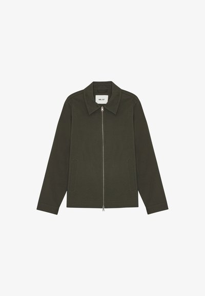 Grøn zip-jakke med båndkrave, to sidelommer og en glat tekstur. Fremstillet af letvægtsstof, designet til en afslappet pasform.