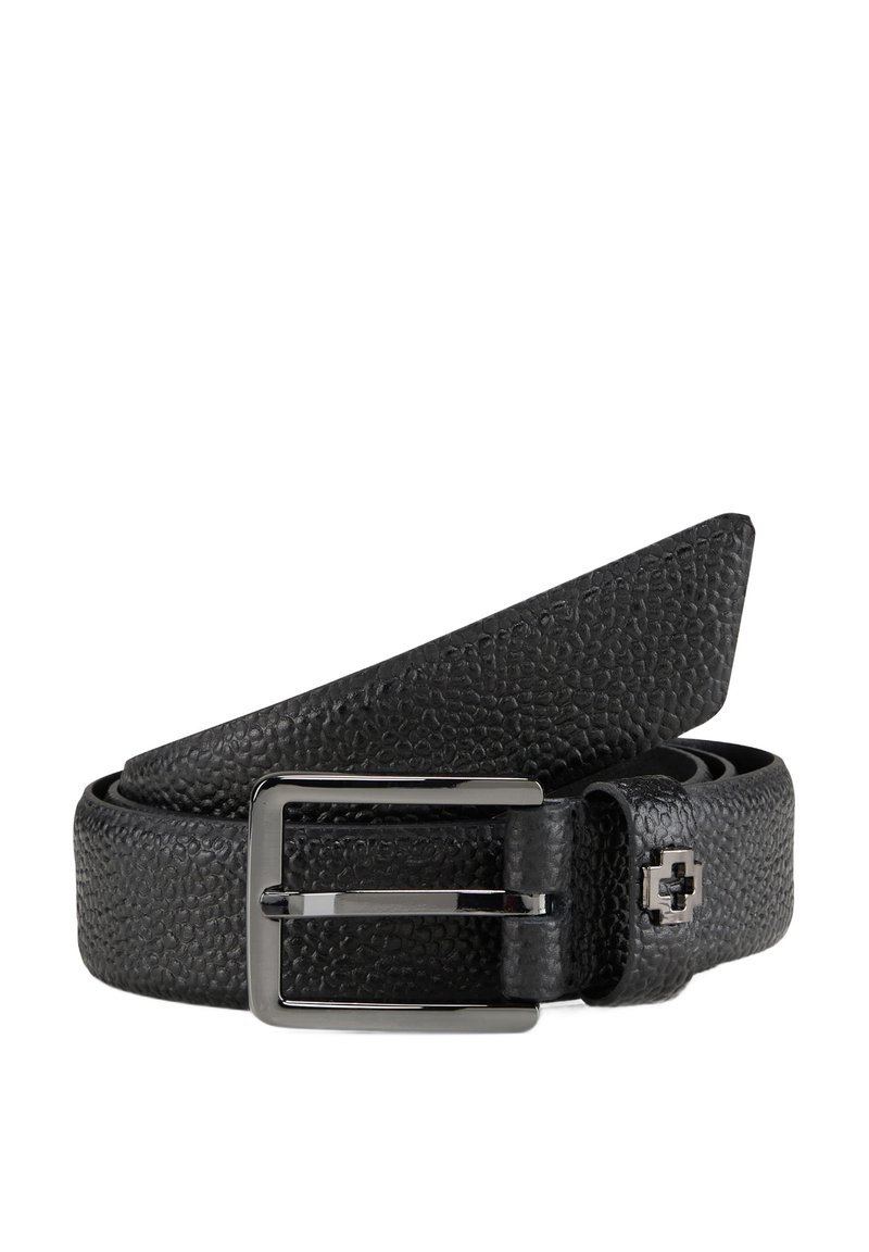 Schwarzer Leder-Gürtel mit strukturiertem Finish, ausgestattet mit einer silbernenmetallischen Schnalle und Akzentbeschlägen. Der Gürtel ist aufgerollt und teilweise überlappend.