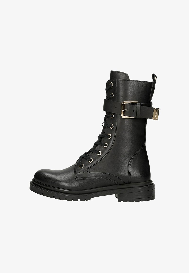 Stivale alla caviglia in pelle nera con lacci frontali, occhielli in metallo, cinturino laterale con fibbia e suola in gomma spessa. Texture liscia.