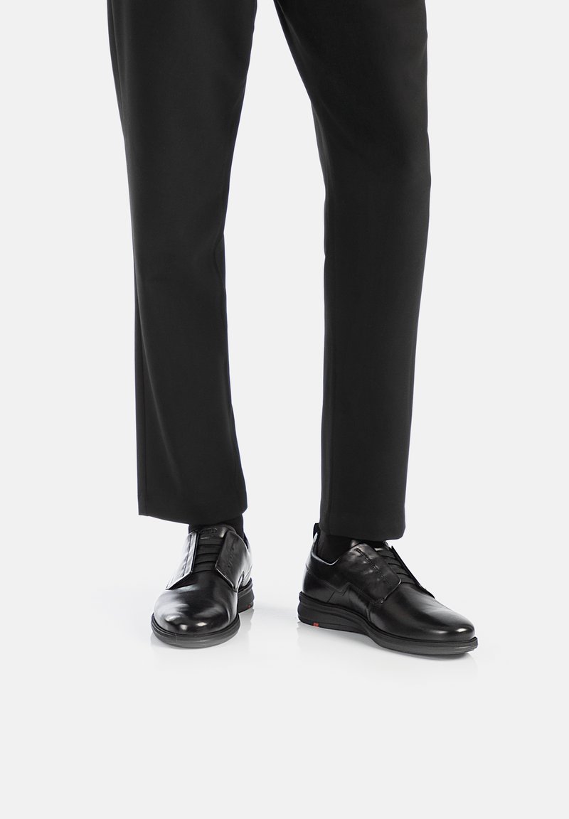 Zwarte leren nette schoenen met een gladde afwerking, veterontwerp en rubberen zool. Gecombineerd met zwarte broek voor een formele uitstraling.