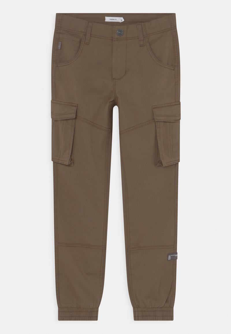 Pantalon cargo marron avec poignets élastiques, fermeture avant par bouton et zip, poches latérales à rabat, et détails de couture à l’avant et à l’arrière.