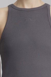 Mørkegrå ribbet tanktop med høy hals. Har en liten brodert logo på brystet, smale skulderstropper og teksturert stoff.