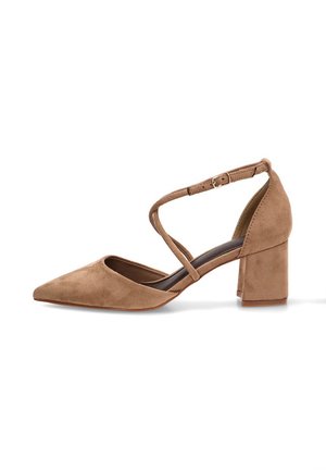 Zapato marrón de ante con tacón bajo de bloque, punta puntiaguda y tiras cruzadas en el tobillo con cierre de hebilla.