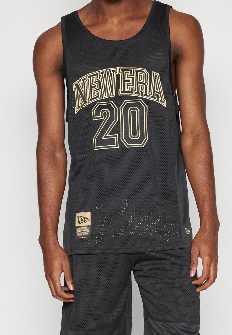 Débardeur de sport noir en tissu en maille, avec le texte doré "NEWERA" et le numéro "20". Comprend un patch logo à l'ourlet.