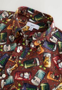 Bruine stoffen shirt met een kleurrijke print van feestelijke bierblikken, sneeuwmannen en vakantie-elementen, met een traditionele kraag en knopen aan de voorkant.