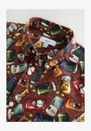 Brun tygskjorta med ett färgglatt tryck av festliga ölburkar, snögubbar och juliga inslag, med en traditionell krage och knäppning framtill.