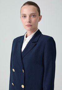 Touché Privé LONG CREPE Cappotto classico navy blue/blu scuro