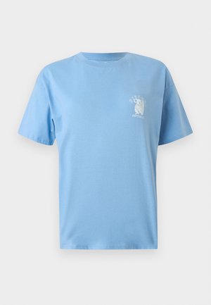 Φωτεινό γαλάζιο κοντομάνικο T-shirt με στρογγυλή λαιμόκοψη, μικρό λευκό σχέδιο κοάλα και κείμενο στην αριστερή πλευρά του στήθους.