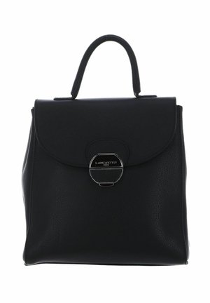 Sac à main en cuir noir avec une forme structurée, une poignée ronde et un rabat. Il présente un accent en métal argenté avec un logo embossé.
