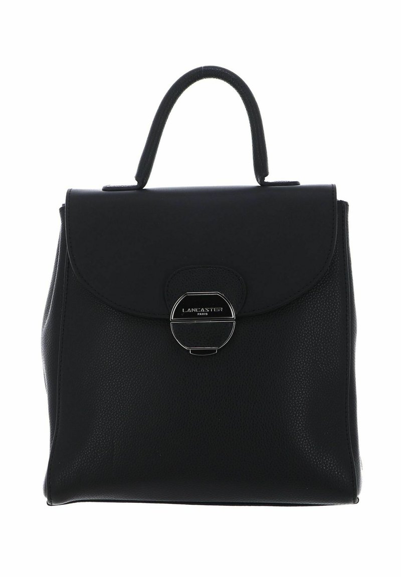 Borsa a mano in pelle nera con forma strutturata, manico arrotondato e chiusura a patta. Presenta un accento in metallo argentato con logo impresso.