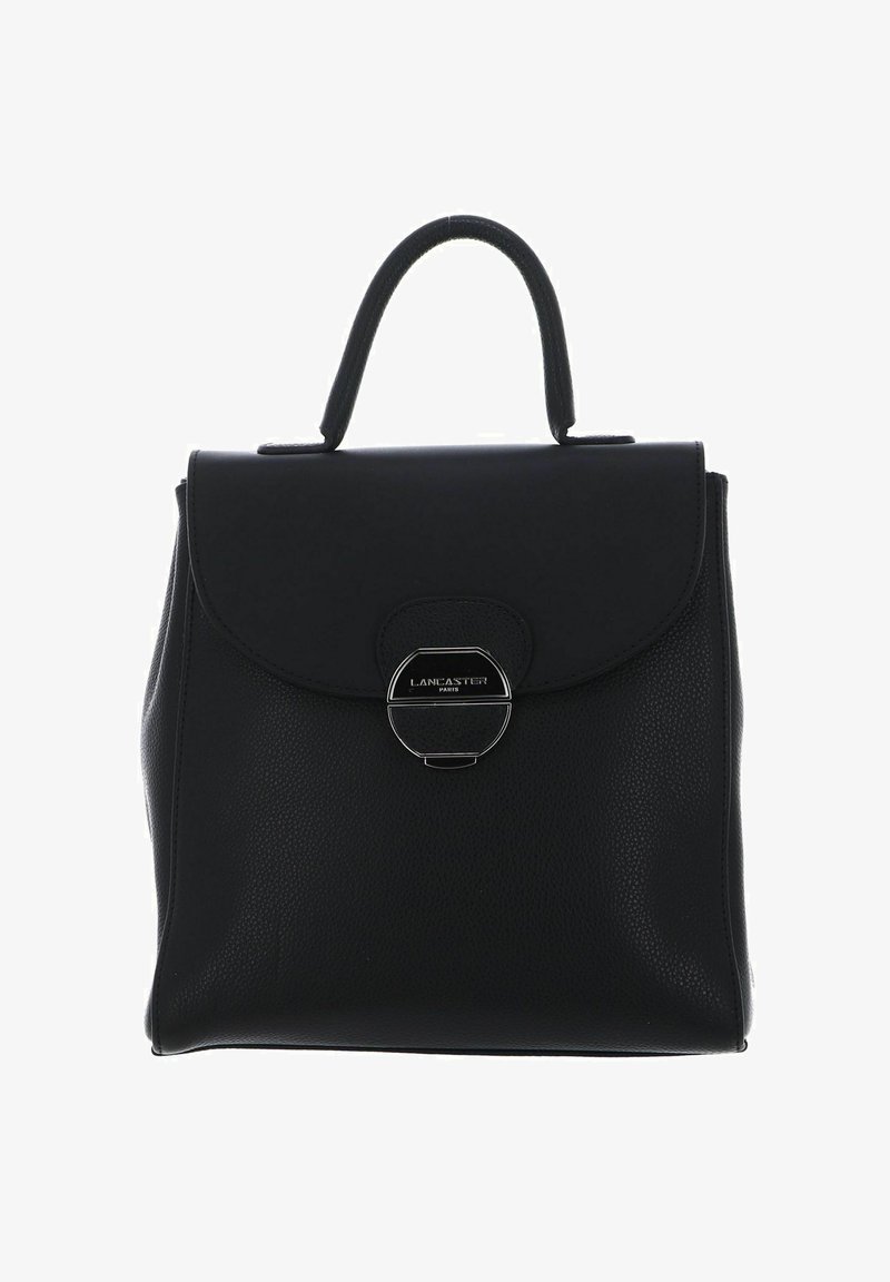 Zwarte leren handtas met een gestructureerde vorm, ronde handgreep en een klepsluiting. Heeft een zilverkleurig accent met een reliëflogo.