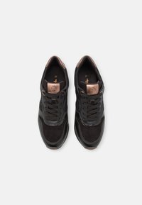 Czarne sneakersy wykonane z zamszu i skóry, z okrągłym noskiem, sznurowanym zapięciem oraz mosiężnymi akcentami na języku, z rozmiarem 37 oznaczonym wewnątrz.