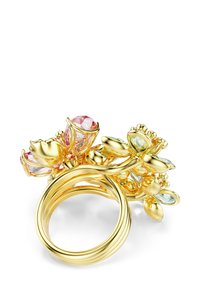 Anello in oro con uno sfarzoso design floreale, impreziosito da gemme rosa e verdi, superfici lisce e dettagli floreali tridimensionali.