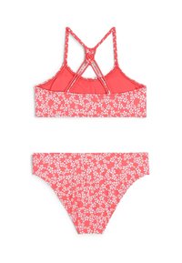 Korallfärgad bikini-set med blommönster. Toppen har en korsad ryggdesign och flätade band, medan botten är av klassisk skärning.
