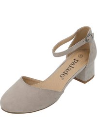 Zapato de ante gris con punta redondeada, correa en el tobillo y un tacón bajo. El interior cuenta con una plantilla texturizada. Nombre de la marca visible en el interior.