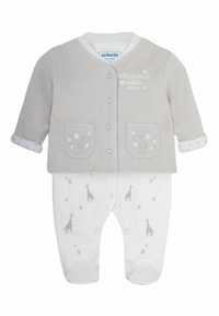 Chaqueta de terciopelo gris con bordado de "Bienvenido pequeño" , combinada con pantalones con pies blancos que presentan patrones de jirafas y estrellas grises.