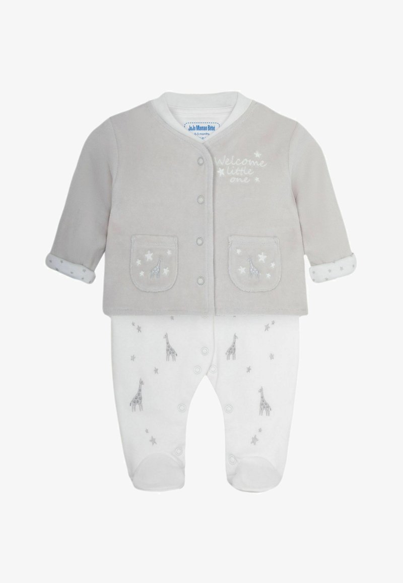 Sivá velúrová bunda s výšivkou "Vitaj, malý" v kombinácii s bielymi nohavicami so zapínaním na nohy, na ktorých sú vzory šedého žirafy a hviezd.