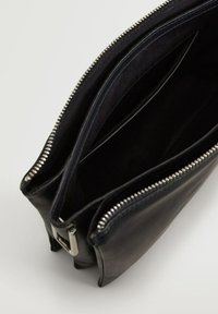 Mango Taška s příčným popruhem - black