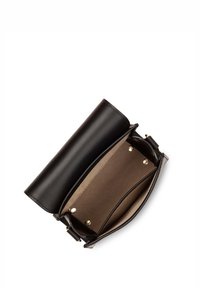 Borsa a mano in pelle nera, forma rettangolare, chiusura a ribalta, interno beige con due scomparti, hardware color oro, texture liscia.