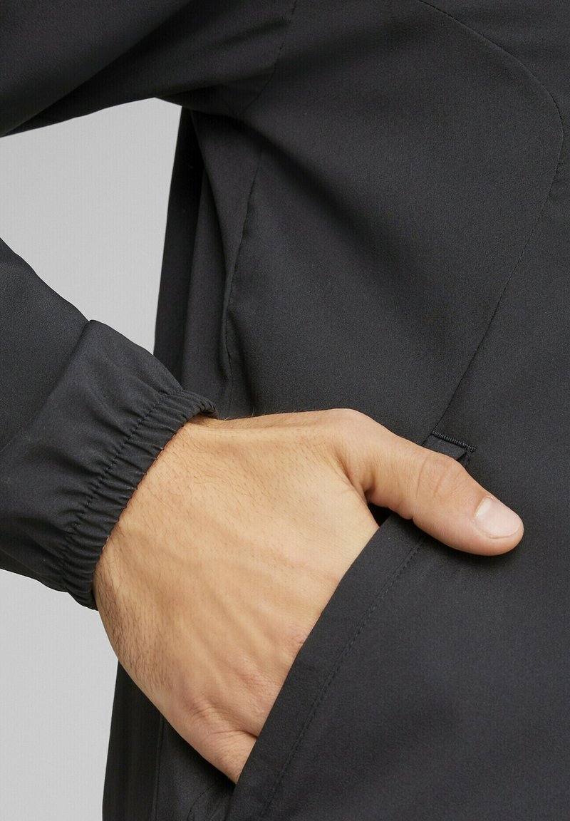 Puma RUN LIGHTWEIGHT - Laufjacke - black/schwarz - Zalando.de