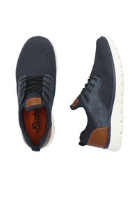 Chaussures en maille et synthétique bleu marine avec des accents en cuir marron, semelle blanche, conception à lacets et doublure intérieure contrastante.