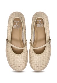 Scarpe in pelle intrecciata beige con punta arrotondata, cinturino alla caviglia e soletta imbottita. L'interno presenta una fodera di colore chiaro.