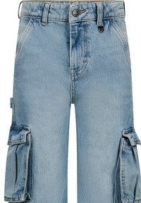 Lichtblauwe denim cargo broek met knoopsluiting, meerdere grote zijzakken en een relaxte pasvorm. De versleten textuur voegt detail toe.