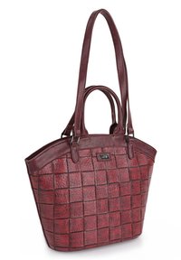 Bolso tote de piel roja con textura trenzada, formas rectangulares, asas dobles y una etiqueta de logo en la parte delantera. Acabado suave.