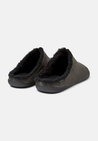 Mørkegrå slippers med blød sort pelsforing, åben bagdesign og en tekstureret gummisål for bedre greb. Velegnet til indendørs brug.