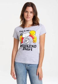 Grå bomulds t-shirt med et grafisk motiv af Snoopy på en regnbuebaggrund og teksten "Dette er min... WEEKEND T-shirt" i sort. Kortærmet.