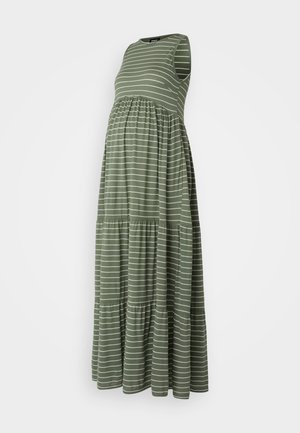 Grünes Maxikleid mit weißen horizontalen Streifen, ärmelloses Design, geraffte Taille, gestuftem Rock, aus weichem Stoff.