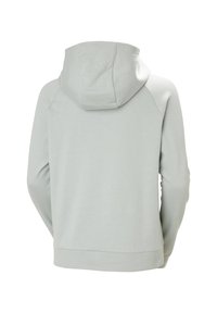 Sudadera gris claro con una textura suave, con capucha, mangas largas y un dobladillo acanalado. El diseño es simple y casual.
